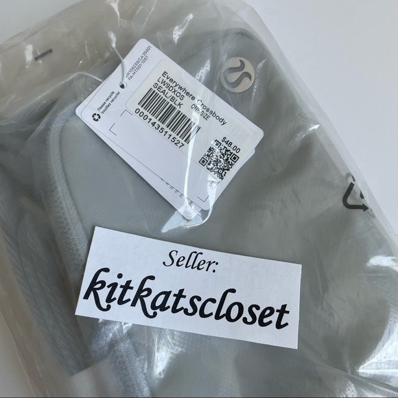 🆕 seal grey/black - NWT lululemon everywhere crossbody bag .7L - Picture 2 of 5